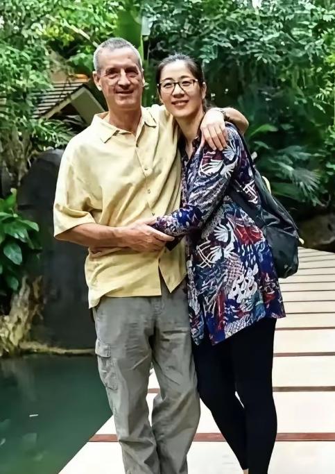 前中国女排副攻手李月明。当年与男排国手张坚卫的婚姻走到尽头后，她远赴美国求学，后