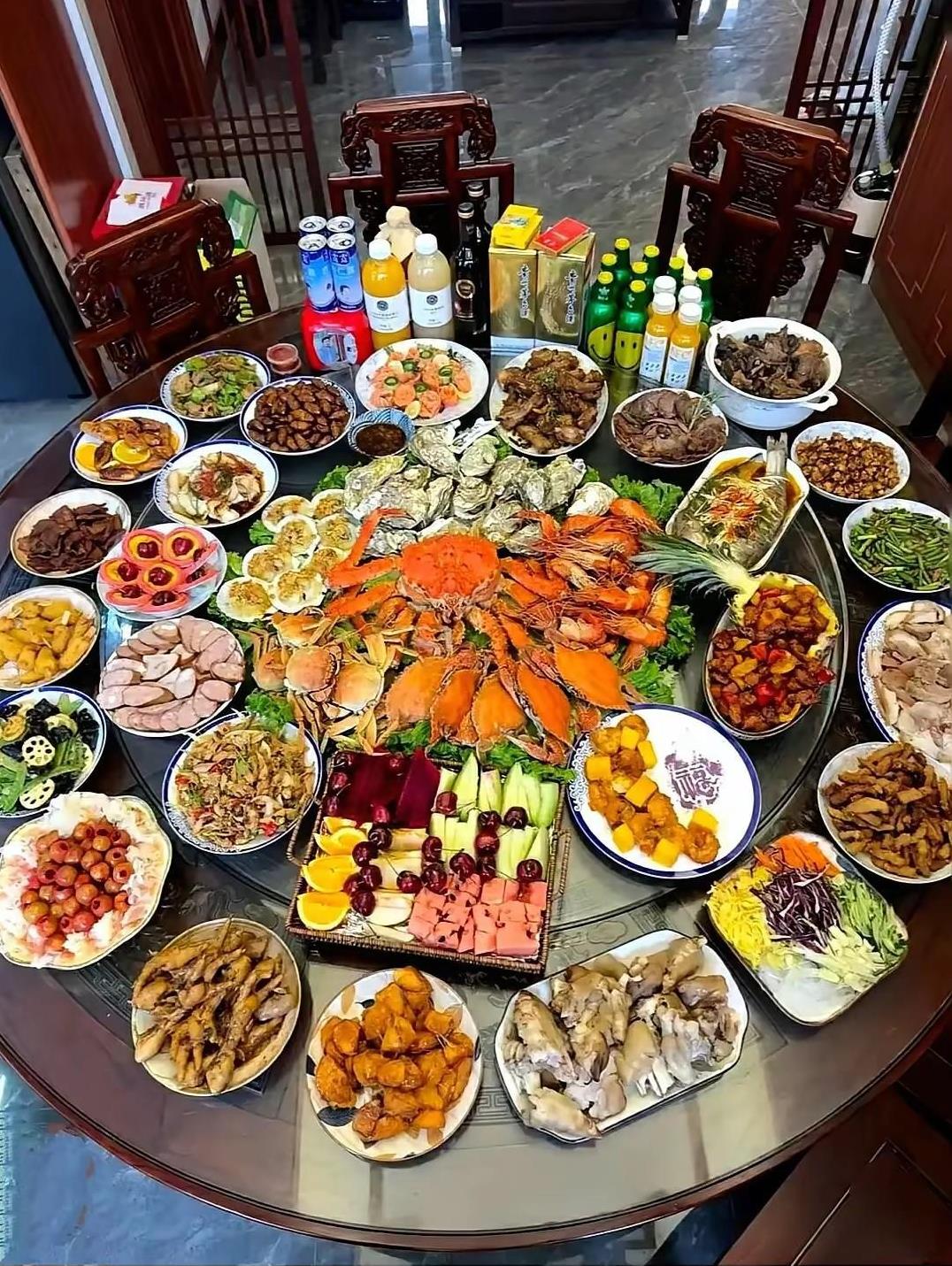 中间海鲜有帝王蟹，大闸蟹、红鲟、这样的一桌饭即使自己做，本钱最少也有小1000元