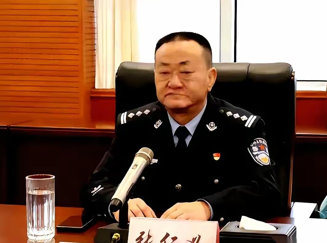 退休一年半的老民警，正抱着刚满周岁的小孙子在客厅喝茶时，突然有人敲门把他带走了。