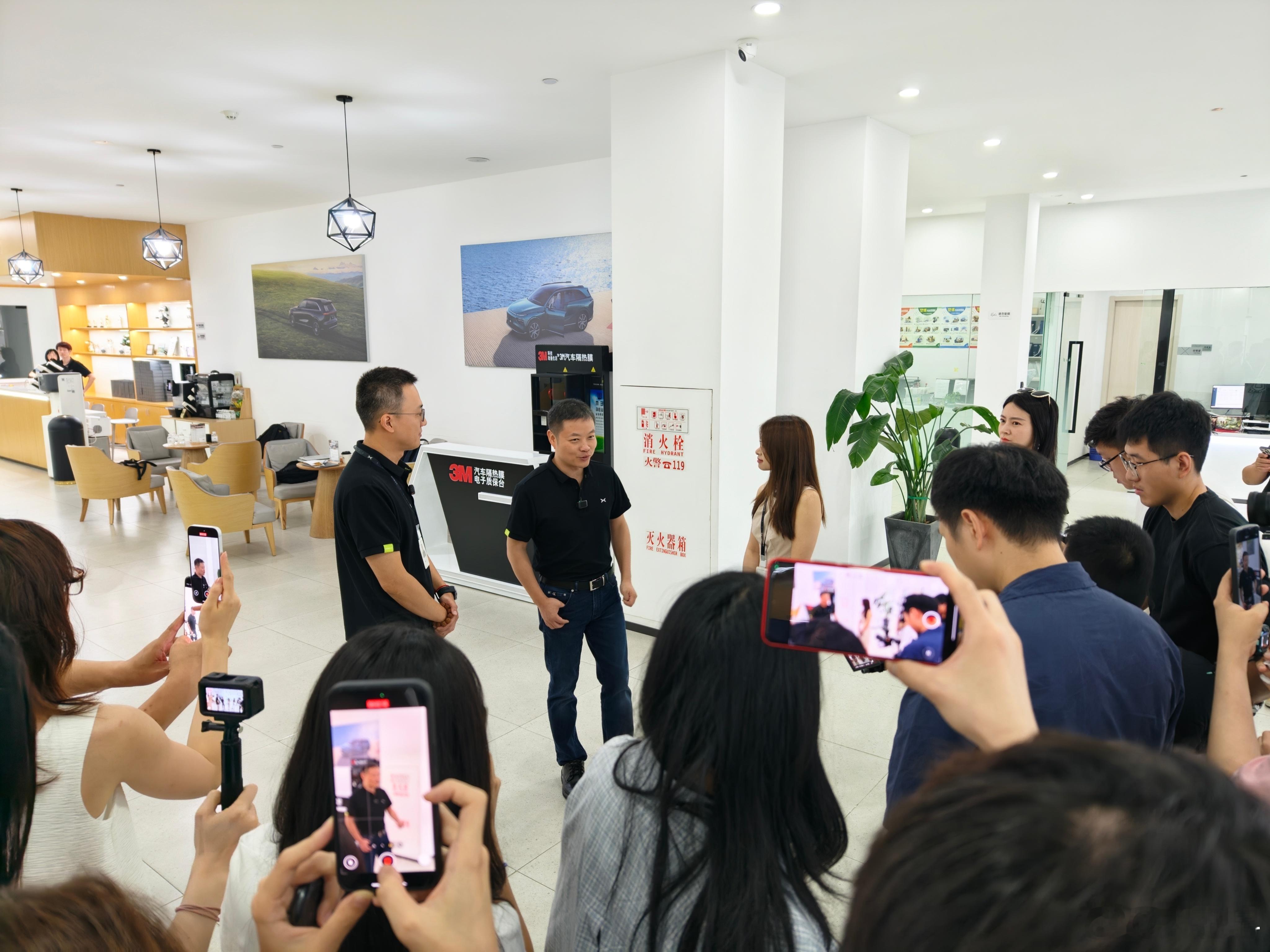 兄弟们，我在上海小鹏闵行交付中心见到大师兄何小鹏啦。现在他正在给小鹏G7的车主进
