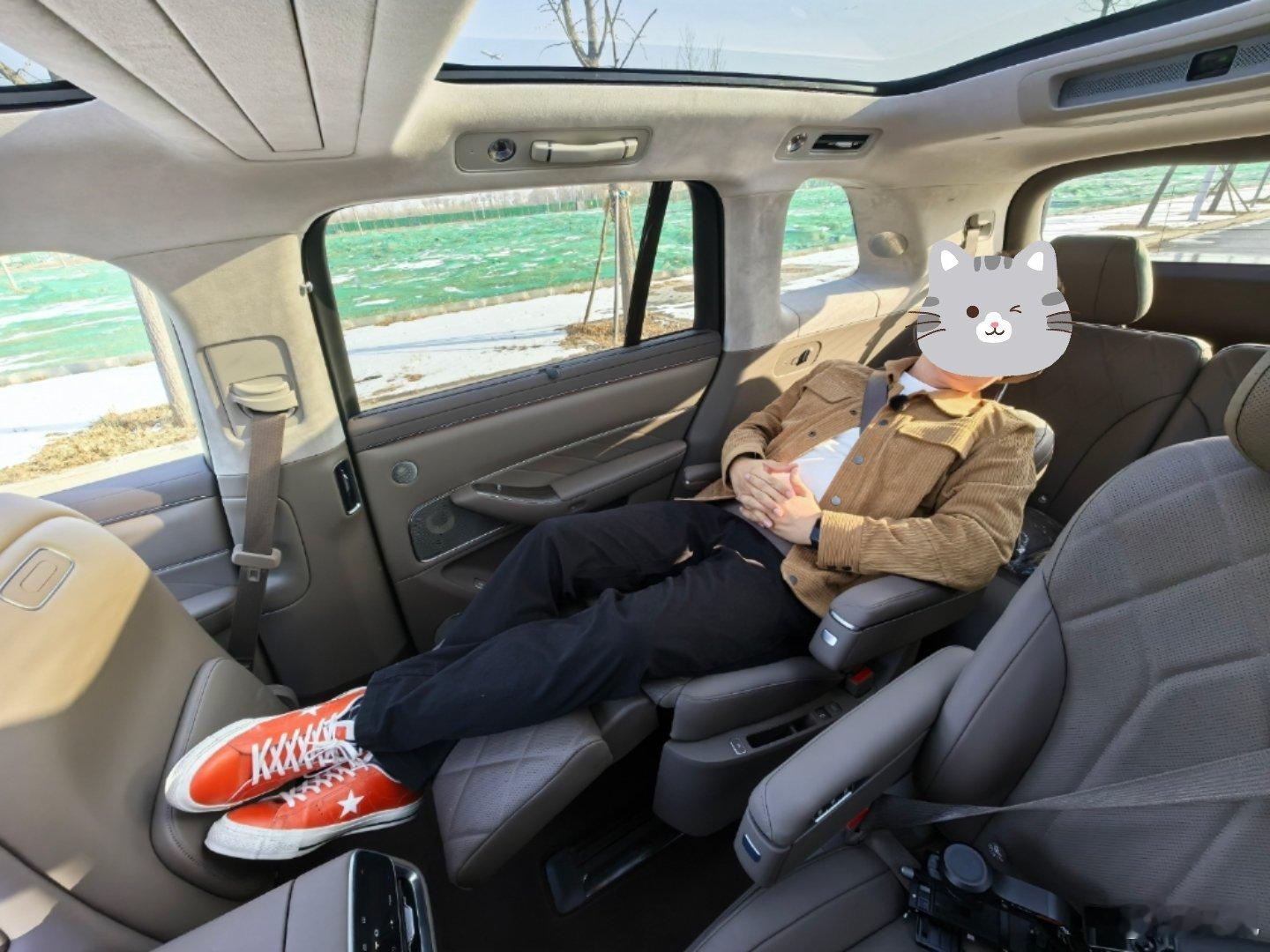 为什么现在这么多人躺平了呢？因为以前你要买一辆迈巴赫，才能躺，而且还不一定躺得平