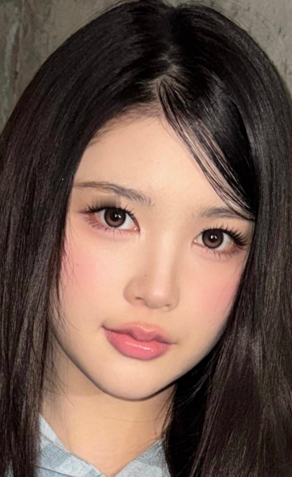 卧槽这个睫毛卧槽这个美瞳….发现现在的眼妆流行趋势越来越轻双眼皮眼影重睫毛卧