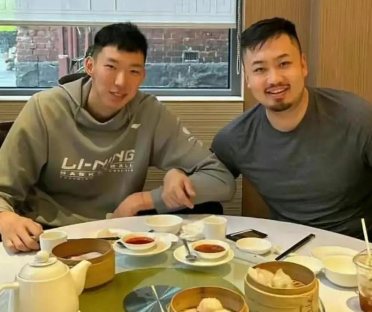 据知名自媒体人“导演我躺哪”微博透露，周琦的经纪人睢冉在自媒体人贾队长直播连线中