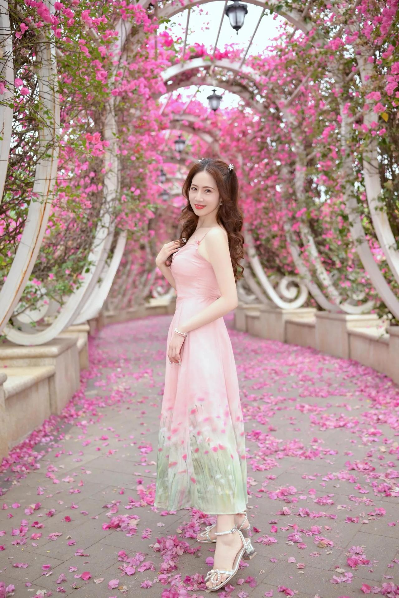 粉衣美人倚花架，春光满面笑语长