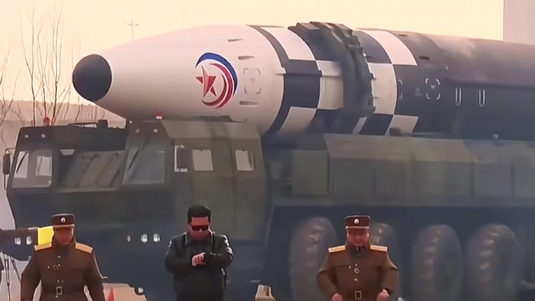 就在昨晚，朝鲜试射导弹，给了日本一个措手不及。寂静的深夜里，日本上空突然响起防空