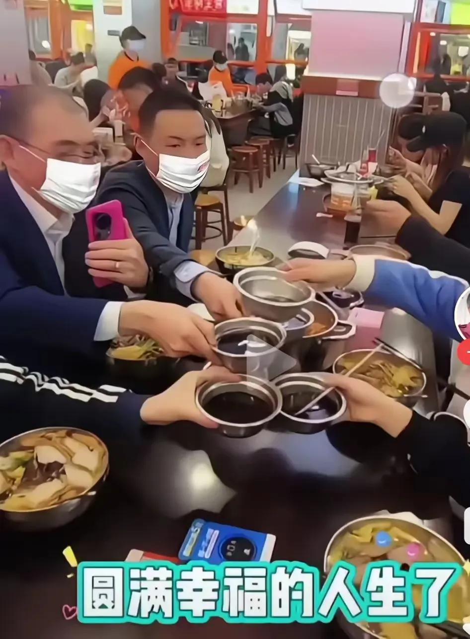 家人们，惊爆消息！老谢和郑琴离婚了，据传这是老谢自己在视频里爆料的。他说和郑琴没