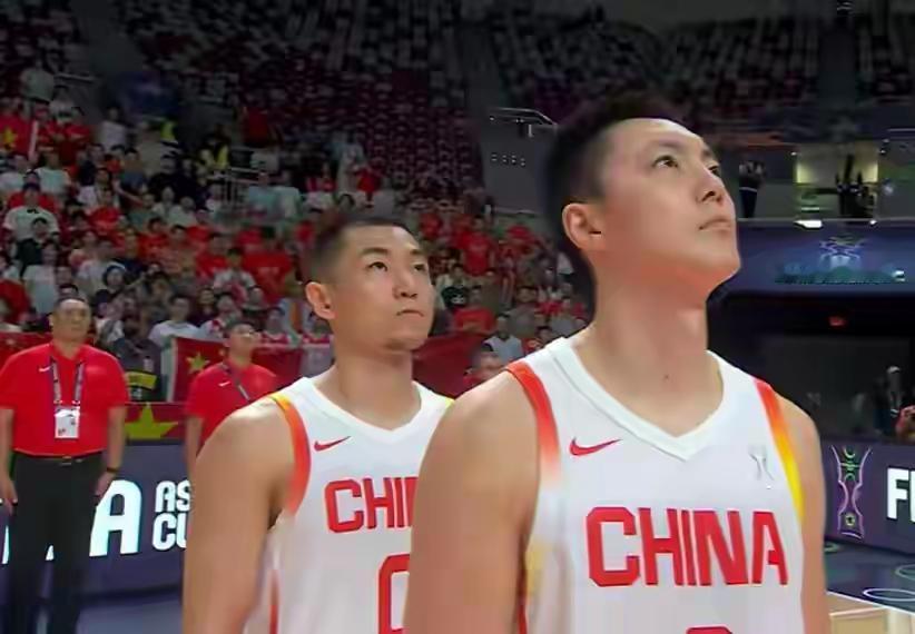 中国男篮遭遇开门黑！胡明轩、高诗岩打控卫都不是最好选择。目前最佳控卫是徐杰，但身