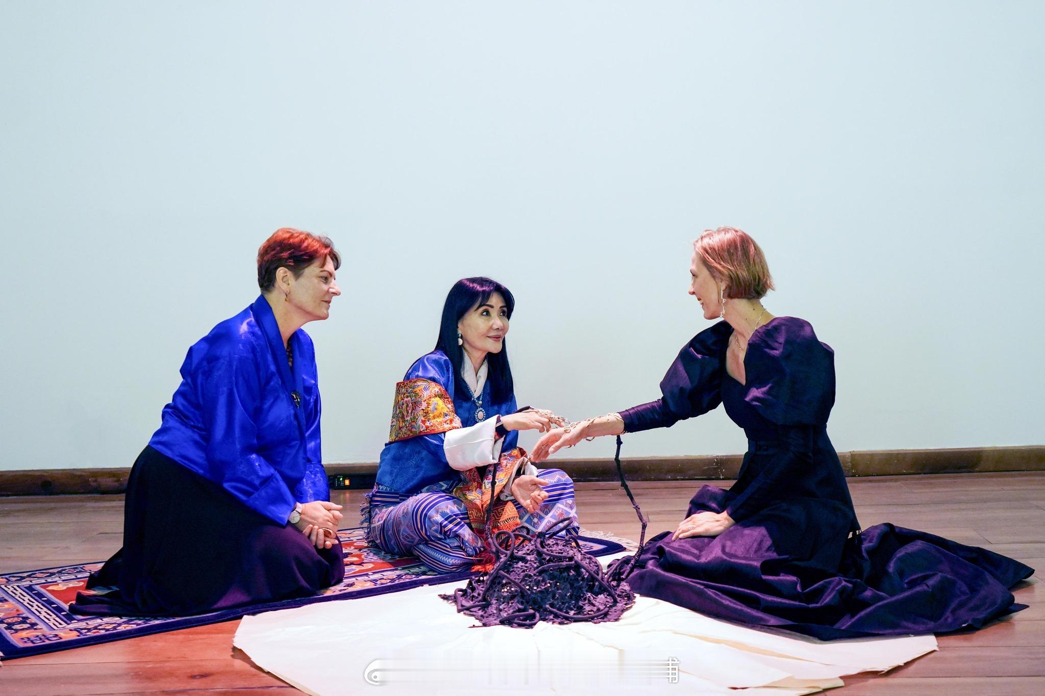 王室王室不丹王室2026年4月27日，县城四王后出席开幕式。