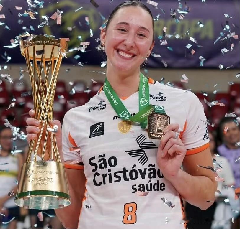 22岁的阿根廷女排接应比安卡·库尼奥在巴超同样砍下高分。在奥萨斯科对阵弗鲁米