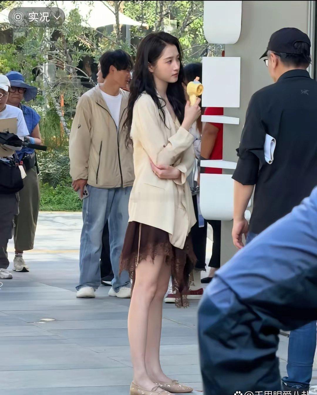 在无锡偶遇关晓彤拍戏本人又瘦又高，漂亮得让人惊艳美貌真被低估了！