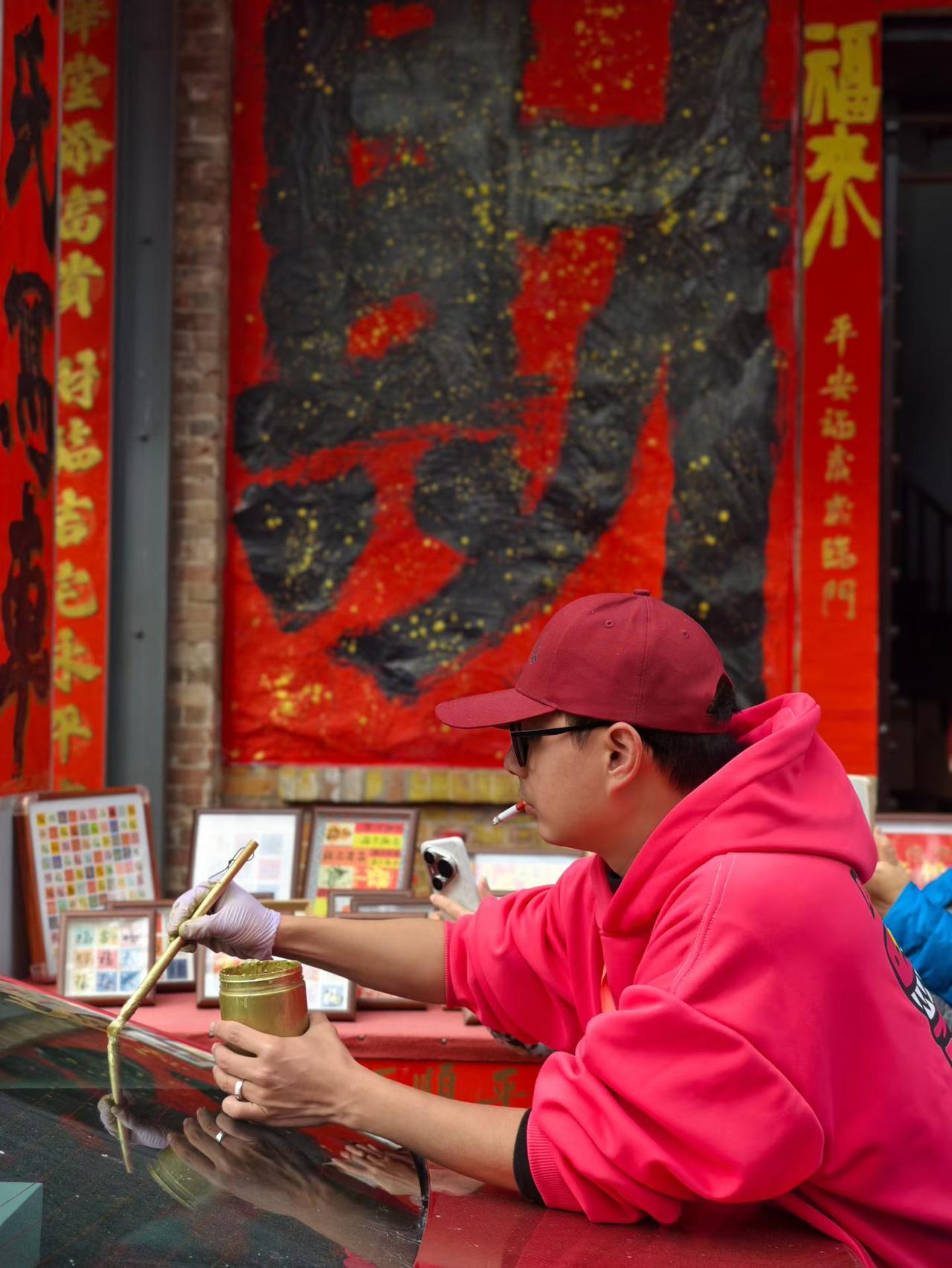 对联的红，是流淌在门楣上的吉祥话，新岁启封，福暖四季。春节将至，大街小巷，年