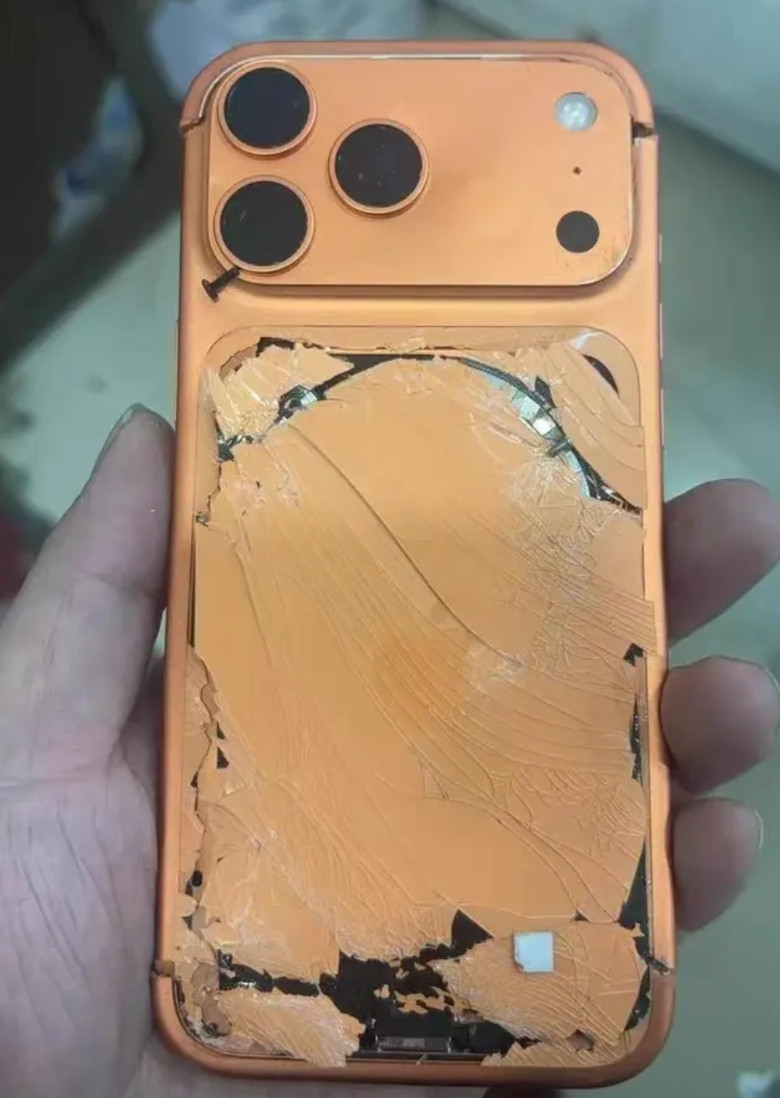 我奉劝大家和老婆吵架的时候，千万要把苹果手机收好，不然10000块钱瞬间就没了，