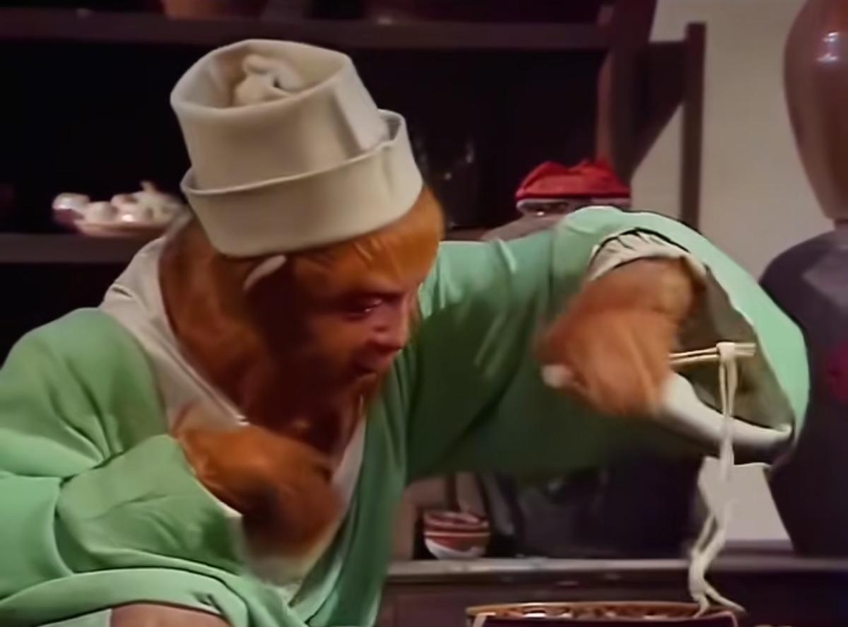 孙悟空吃面条这个呆萌的样子太可爱了看来他是真的不会拿筷子呀即使后面变化成二