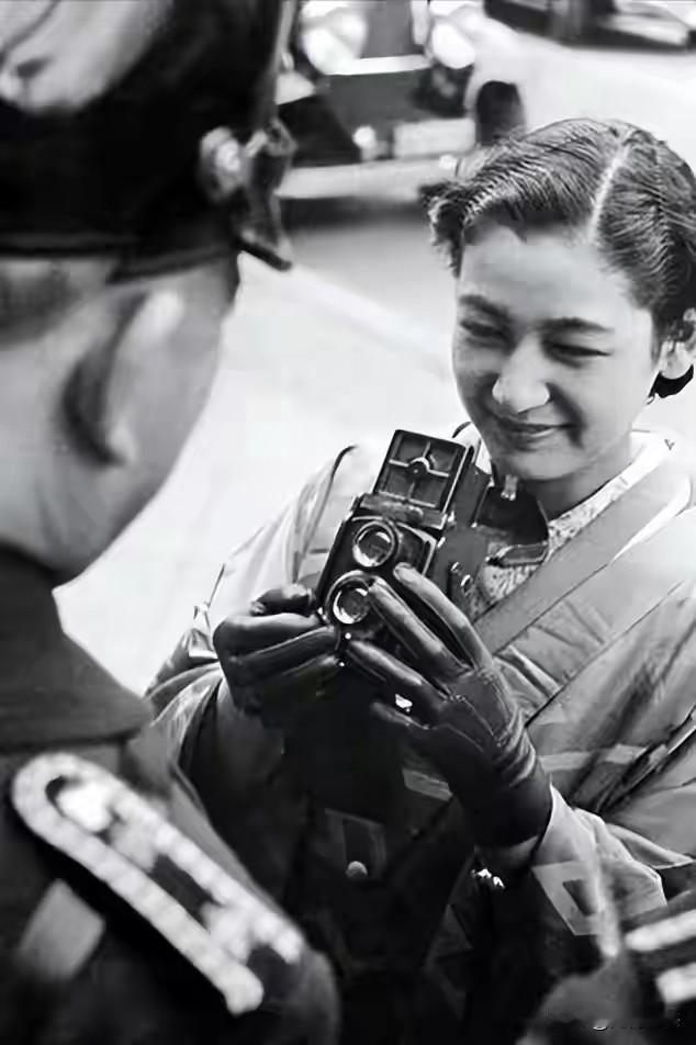 老照片能够透露出很多重要的信息，因为老照片客观真实的记录了当时的历史，比文字描写