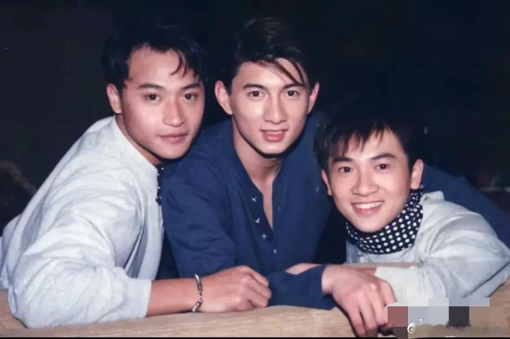 笑死我了！55岁的吴奇隆染了黄头发，他这是想学郭富城吗？郭富城都60岁了，一点都