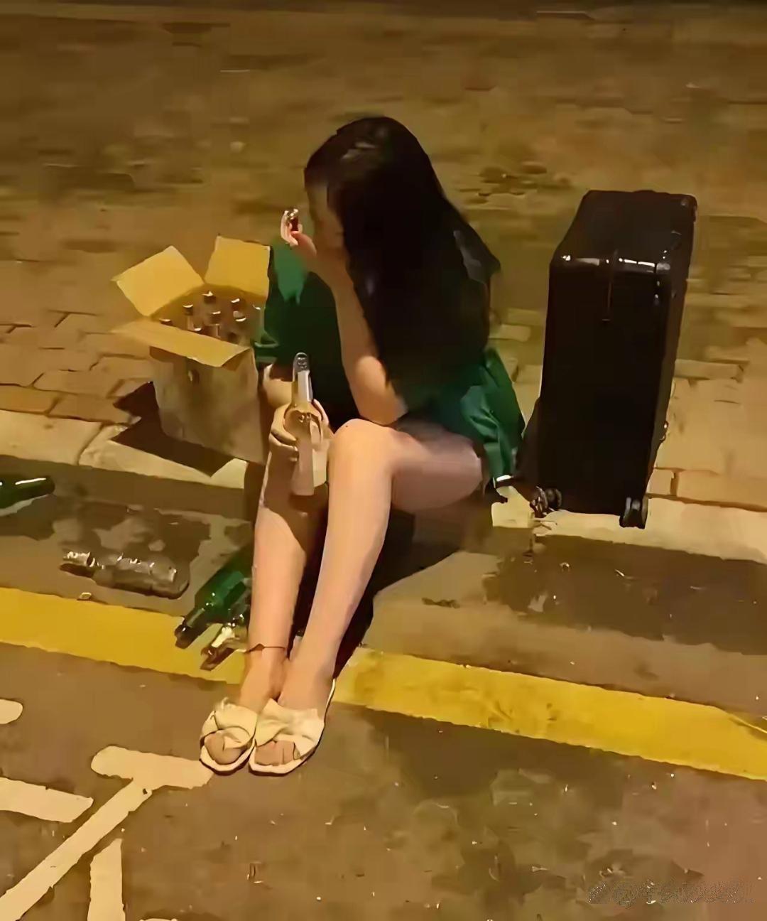 让人揪心的那一幕，又来了。 十一长假，郑州半夜的街头，一个女人拎着酒瓶，对着