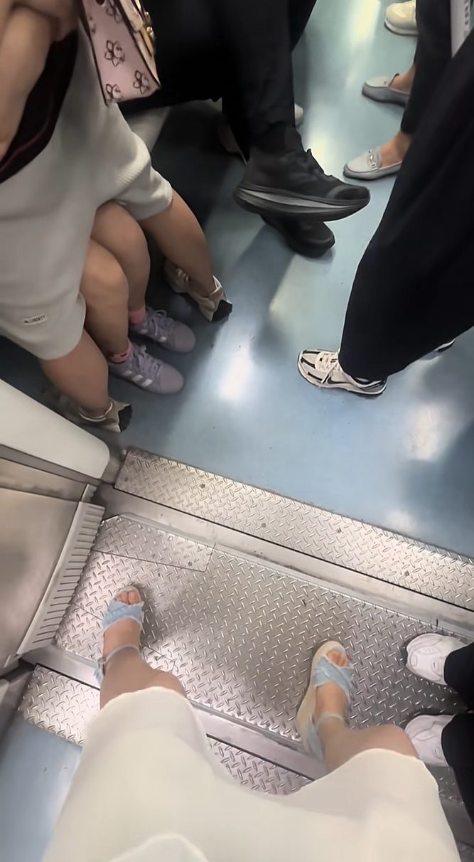 他们可能是上头了，根本不在乎别人的存在