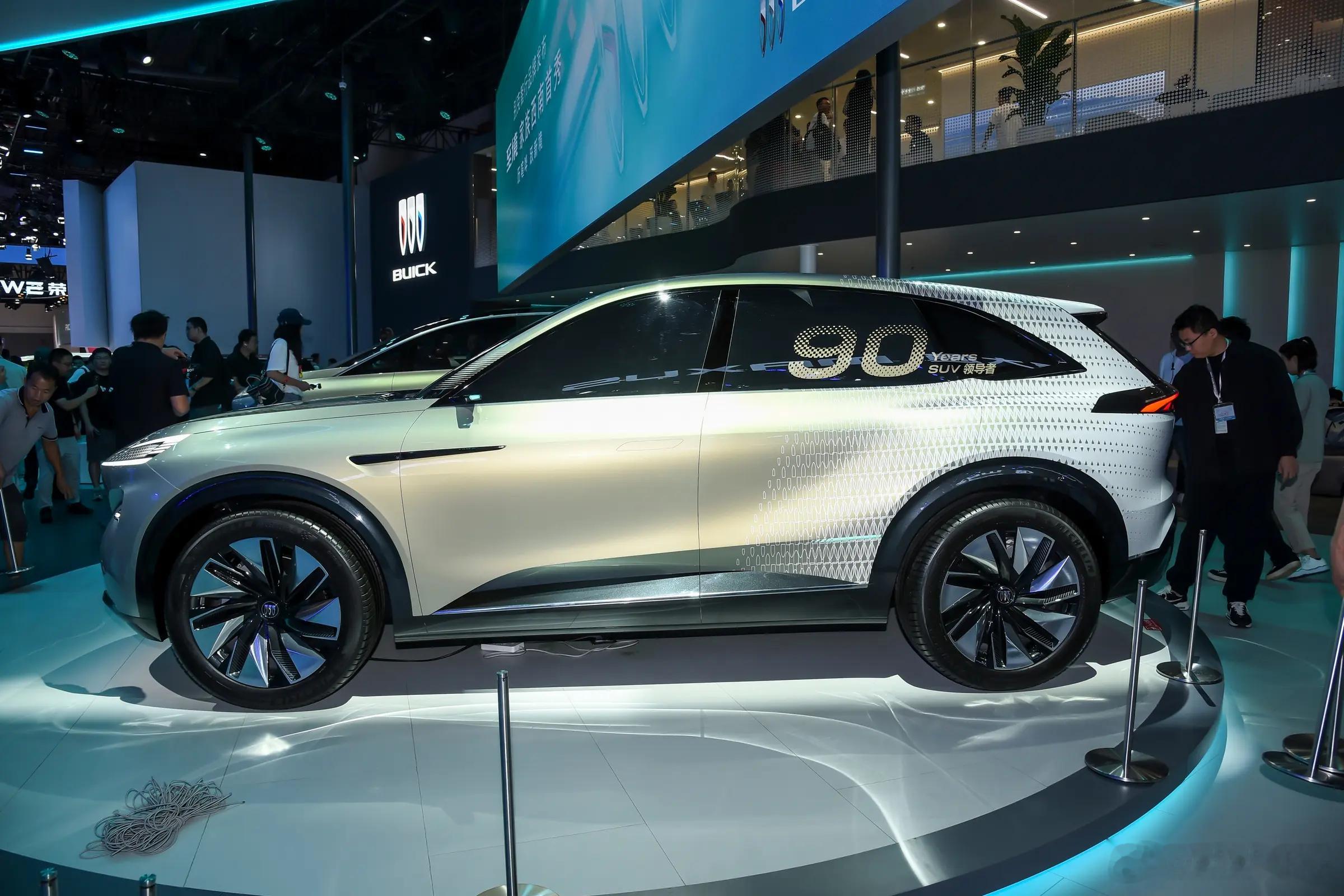 至镜SUV是一台崭新的车，但所有的元素都在过去的别克上看到过。这是我们觉得别克车