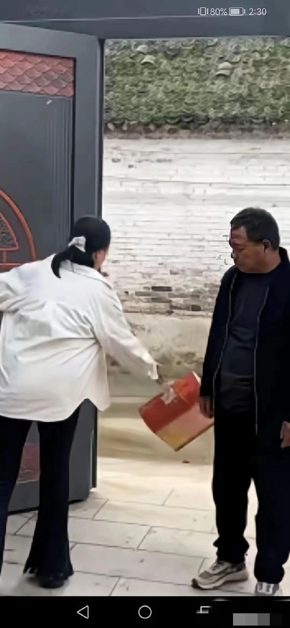 父亲180万拆迁款全给儿子，女儿求助被拒，心寒之下四年不踏娘家，这段亲情看得人鼻