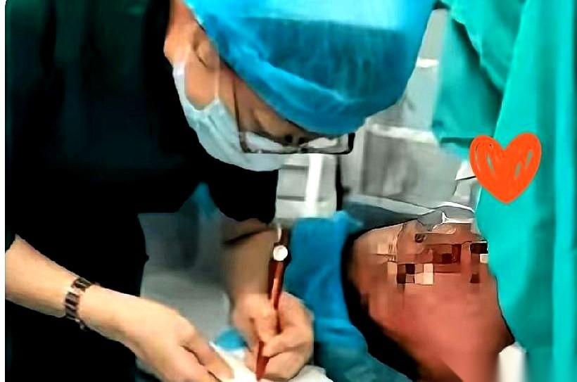 听说河南一家医院产房，推进来一个聋哑孕妇，难产。医生剪开衣服准备抢救，整个手术