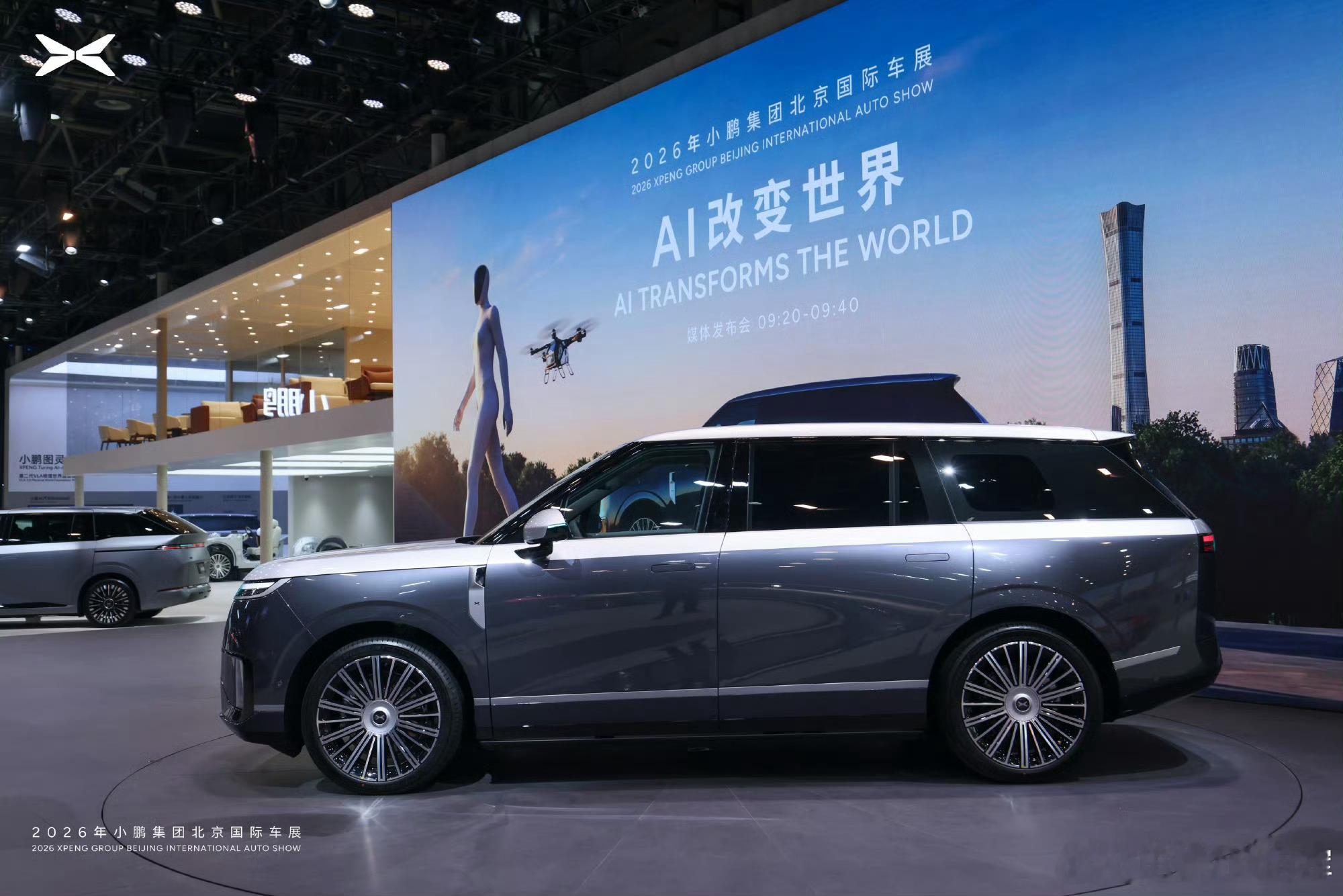 这两天北京车展，不少行业高管都专程打卡小鹏展台。何小鹏在介绍全新小鹏GX时，重点