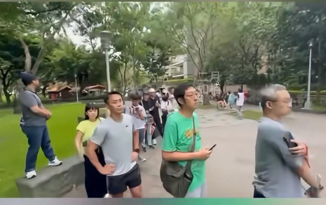 沈伯洋没招了，使出“鸡蛋招”！沈伯洋竞选团队一大早就组织人马到现场，领鸡蛋