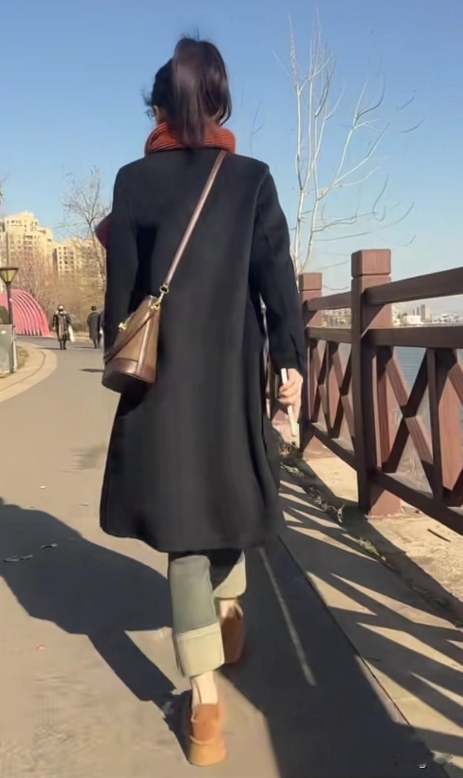 我突然间发现毛呢大衣真是个挺尴尬的存在不管是长款还是短款热的时候用不上冷
