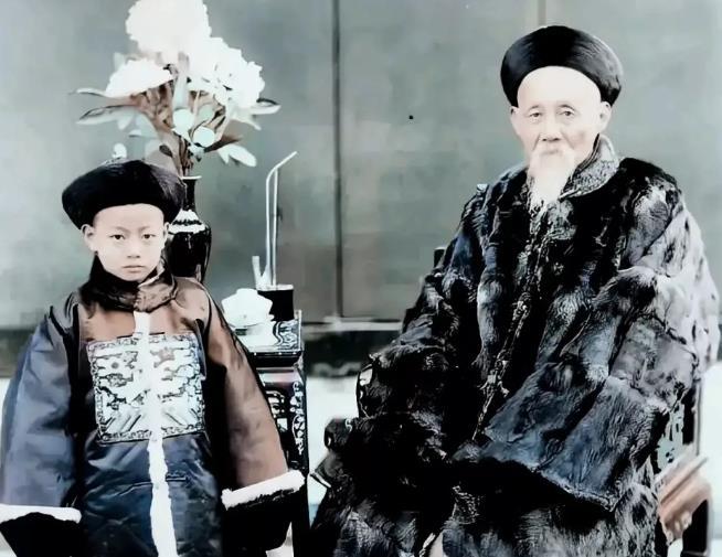 1904年，29岁的李征五被晚清军机大臣王文韶招为女婿。洞房花烛夜，他急不可耐的