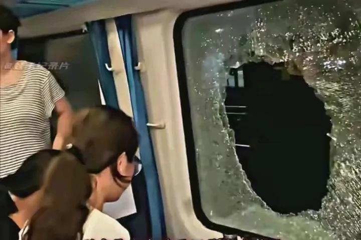 事情反转了，我算是知道为什么那么多人支持砸窗的小伙子了，说实话，换谁在那节