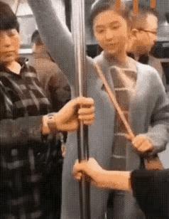 你从美女的这个眼神可以看出来什么？