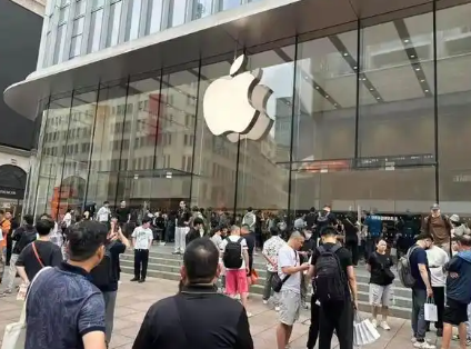 苹果翻车了。iOS27正式推送没几个小时，RCS消息集体发送失败、UniversalClipboar