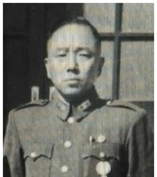 黄埔一期出身的冷欣，武汉会战时亲率二百人敢死队冲锋陷阵，是条硬汉。1938年