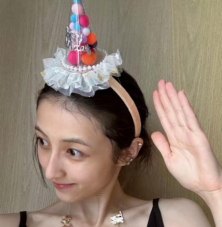 张子枫25岁生日照把大家看愣了，锁骨根根分明，手腕细得吓人，脸上瘦得没一点精神气