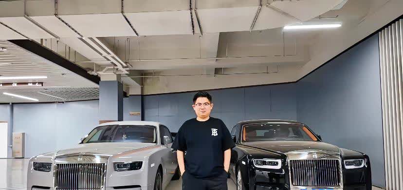 这张图片拍摄于2025年6月24日，北京紫金长安小区，这名男子很有钱，每天出入北