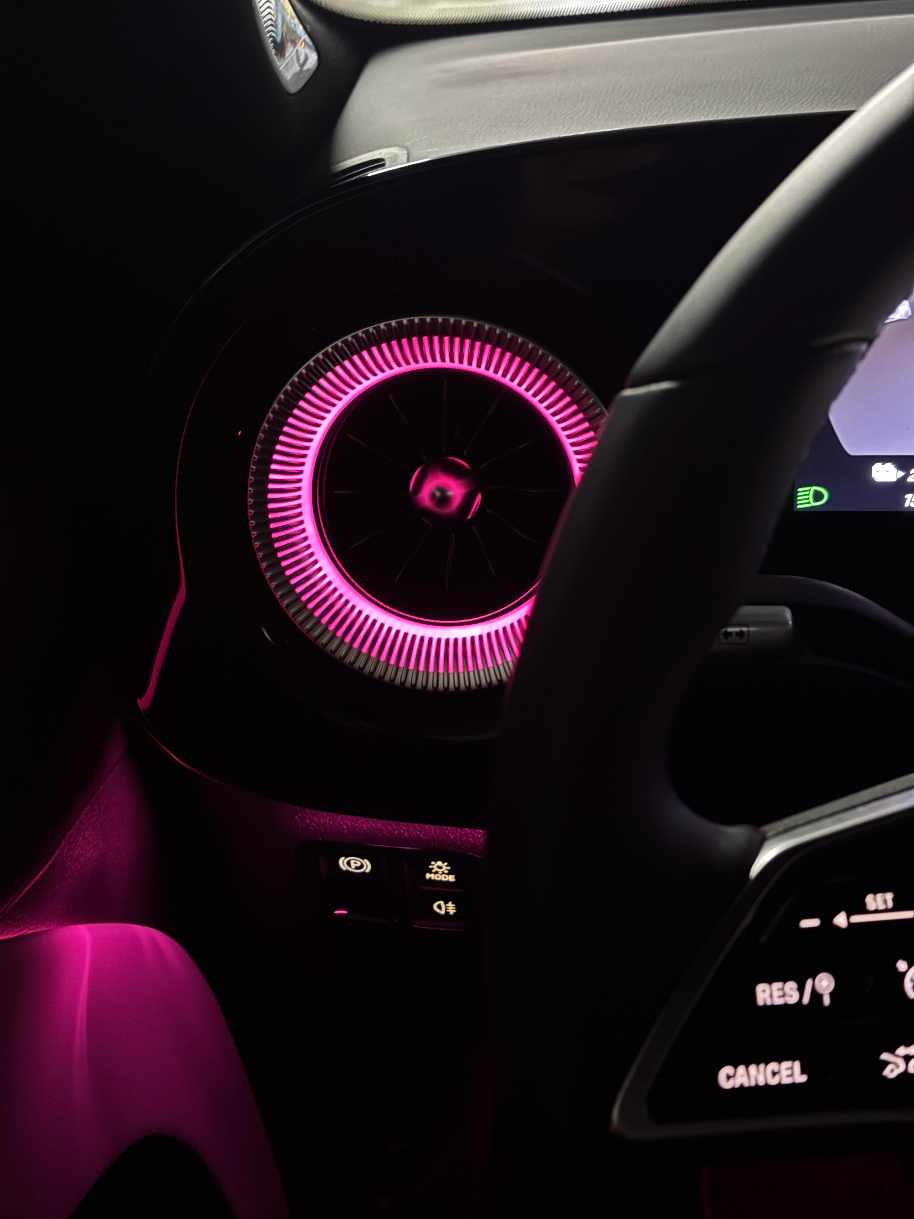 奔驰纯电CLA，大白天如果是静态体验，可以用平平无奇来形容，但如果是晚上把它开上