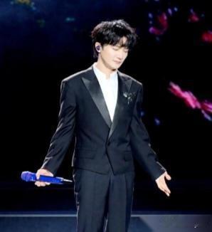 被嘲“男不男女不女”，扒完周深私生活，才懂争议有多肤浅2026年夏天，周深因武