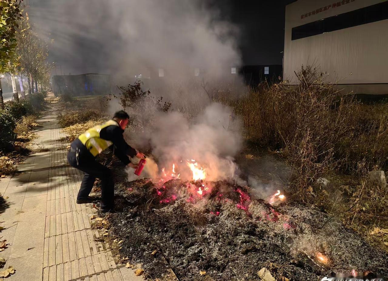 【杂草丛浓烟滚滚！还好有“警”无险....】交警正能量近日，宿州交警六大队民辅