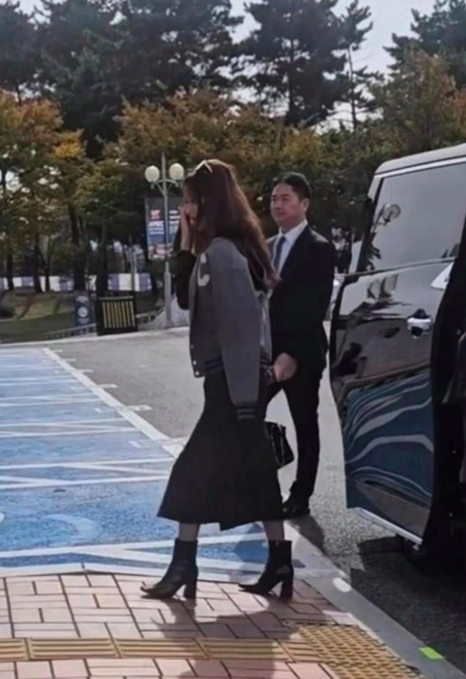 刘强东带着章泽天去见客户，章泽天穿了件价值四万的香奈儿外套。刘强东看着她，脸上满