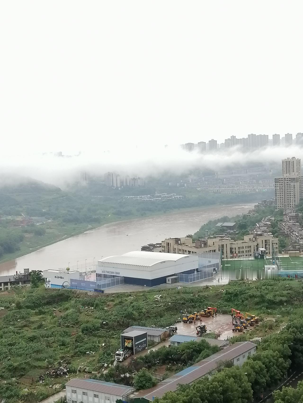 两江蔡家，一所新中学早已完成建设，为蔡家教育再添翅膀。在两江小学的公路对边，