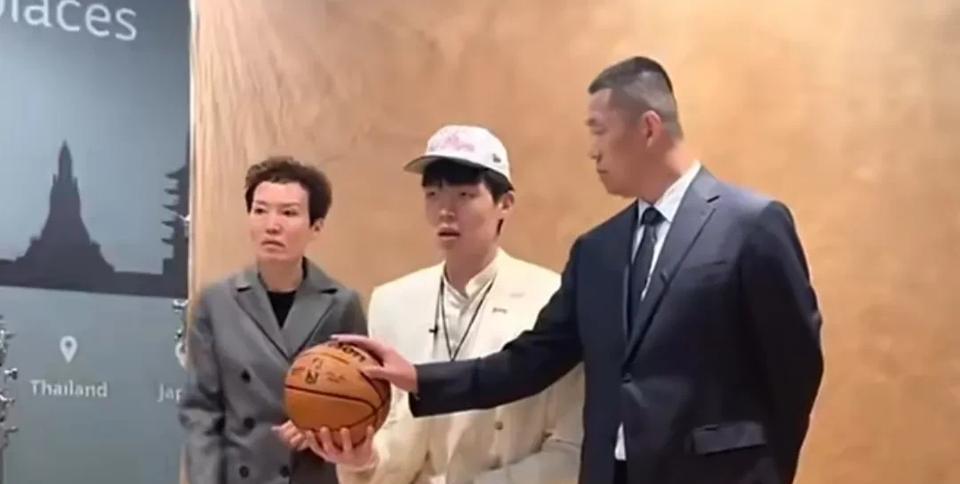 杨瀚森母亲为什么总是一脸严肃的原因透露了，就是怕笑了脸上皱纹多。杨瀚森一家在美
