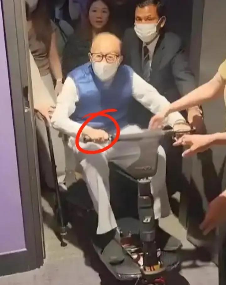 李嘉诚也去五月天的演唱会了？这是不是说明很久没去的名牌可以去看看了？电动的小三