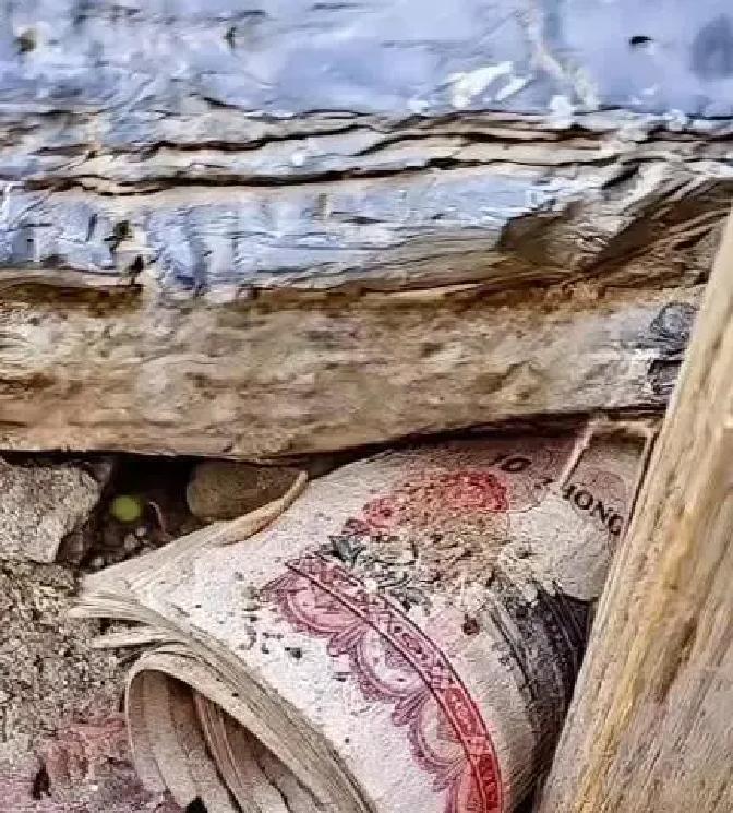 580块钱，压在床板缝里。贵州遵义，村民拆老屋，翻出几十张旧版10元纸币。数