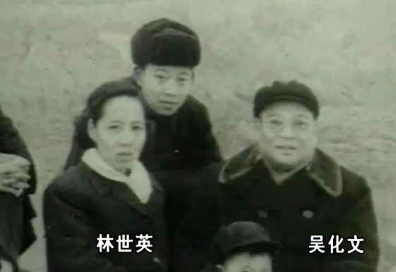 1948年，吴化文在起义前非常犹豫，这让人们十分疑惑。怎料，他的妻子竟然对地下党
