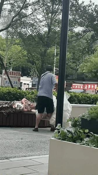 “这也太坏了！”，捡破烂的大妈，一觉醒来感觉天都塌了吧，穷人又何必为难穷人呢？