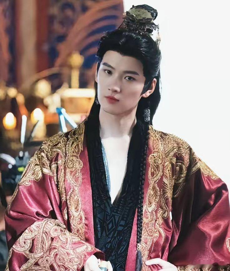陈哲远沉默了​陈鹤一也沉默了​他们怎么也没想到，演了半天的敌人，居然被这个演圣帝