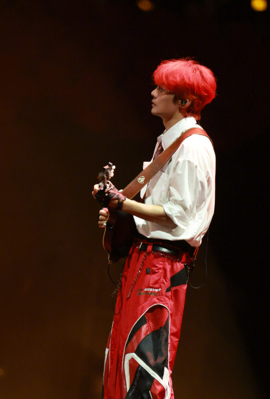 1.李荣浩的贵人其实是陈坤，早期陈坤给他介绍很多资源。2.黄晓明晒自己是“送钱者