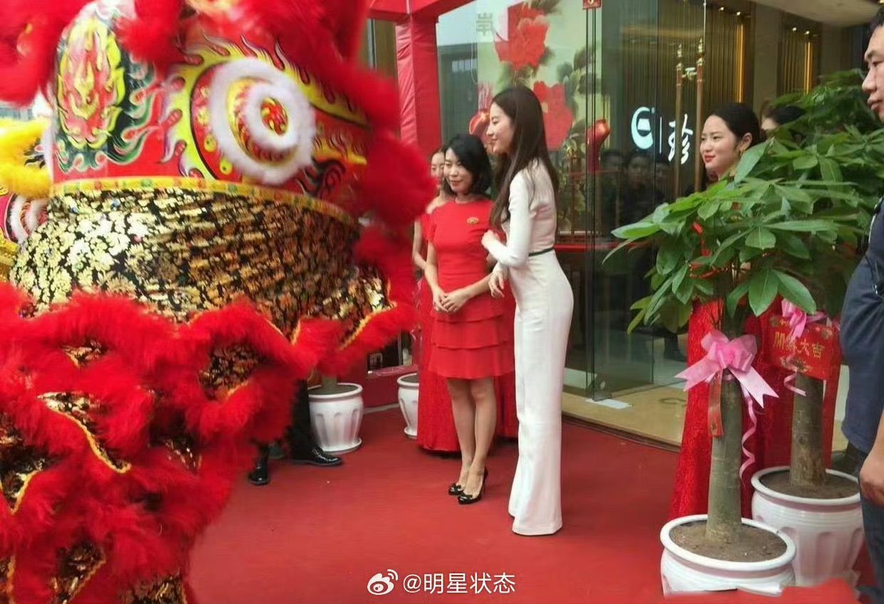 刘亦菲竟然出现在小县城某商城，腰臀好顶啊[滑稽笑]​​​