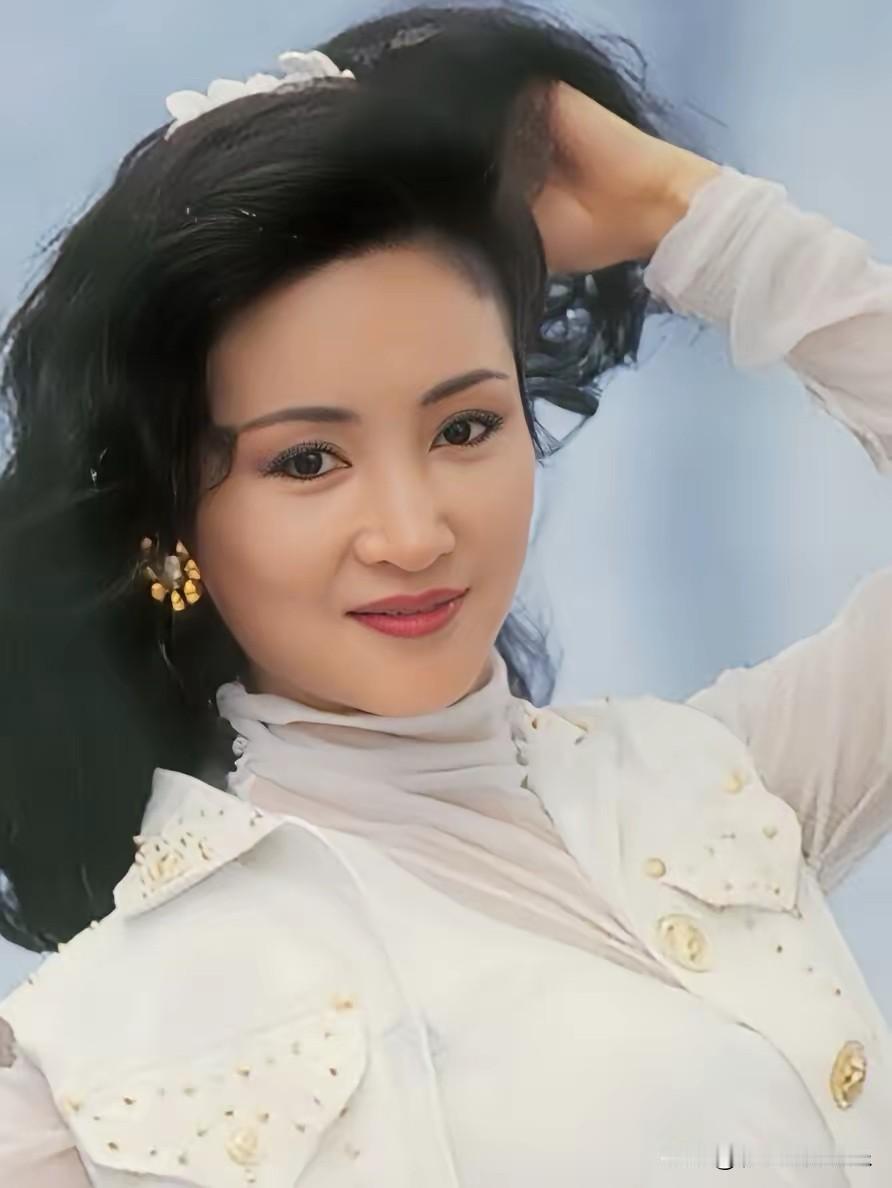 狄波拉身世之谜，她是个弃婴一辈子都不知道她父母是谁，她像芭比娃娃一样美丽，她混血