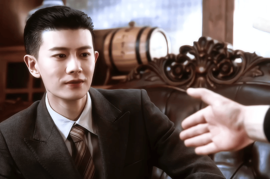 这段对手戏，遮住任嘉伦饰演的何贤的下半张脸，单看眼睛全是戏！先是锁定猎物的锐利，