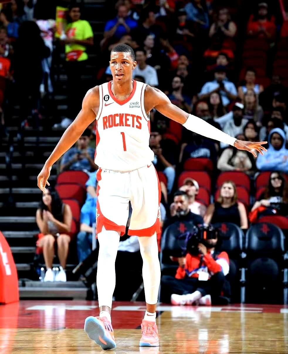 火箭客场104-100力克勇士，赛后火箭球员小贾巴里-史密斯走向火箭更衣室...